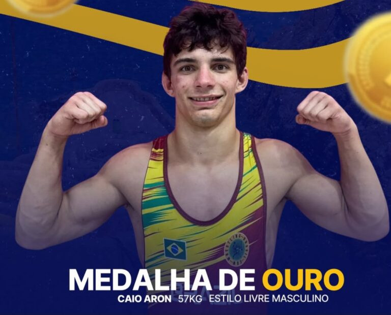 Caio Aron ergue o braço em arte da CBW.
