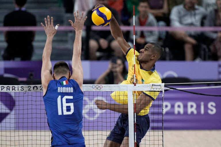 2024.07.27 - Jogos Olímpicos Paris 2024 - Vôlei Masculino. Partida entre Brasil x Italia pela primeira rodada do vôlei masculino nos Jogos Olímpicos de Paris 2024. Na foto, Lucarelli (D) corta a bola.