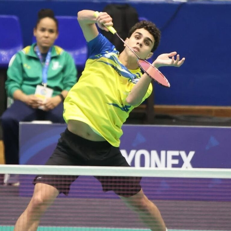 Joaquim Mendonça ergue raquete para jogar