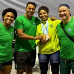 Laura Amaro e equipe com as medalhas conquistadas
