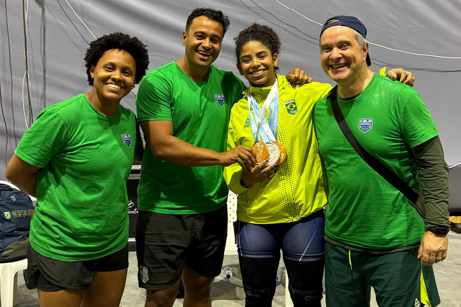 Laura Amaro e equipe com as medalhas conquistadas