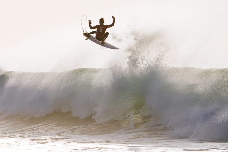 Yago Dora se classifica em J-Bay com um aéreo espetacular