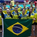 Delegação brasileira posa para Foto.
