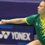 Jogadora brasileira rebatendo a peteca de badminton
