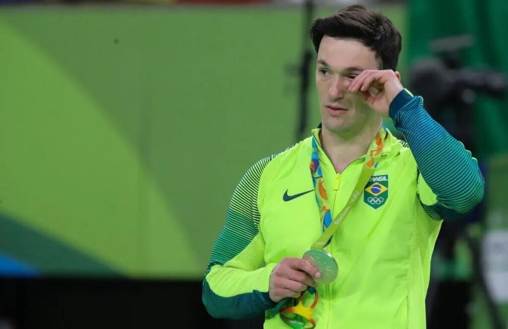 Diego Hypólito conquistou a medalha de prata na Rio-2016  e aparece com ela visivelmente emocionado (Foto: Divulgação/COB)