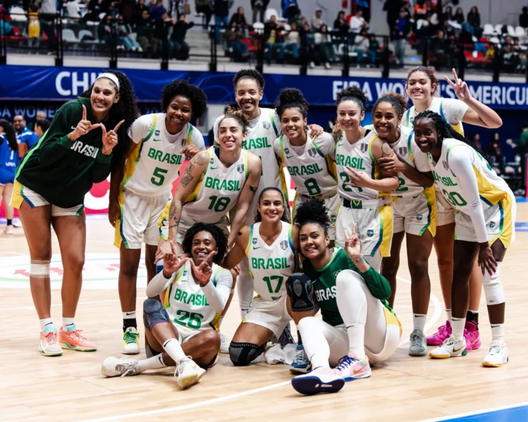 Equipe brasileira posa para foto após vitória