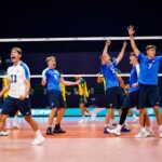 Finlandeses vibram em quadra com brasileiros ao fundo.