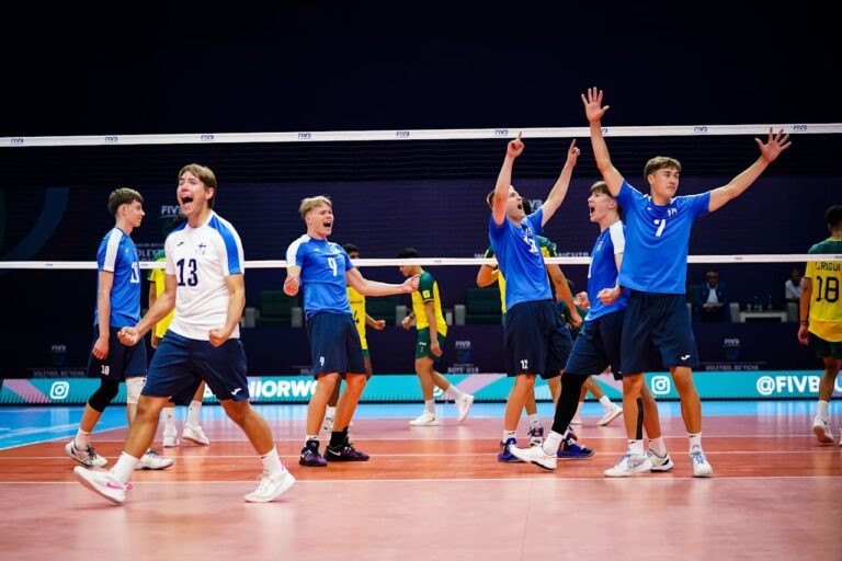 Finlandeses vibram em quadra com brasileiros ao fundo.