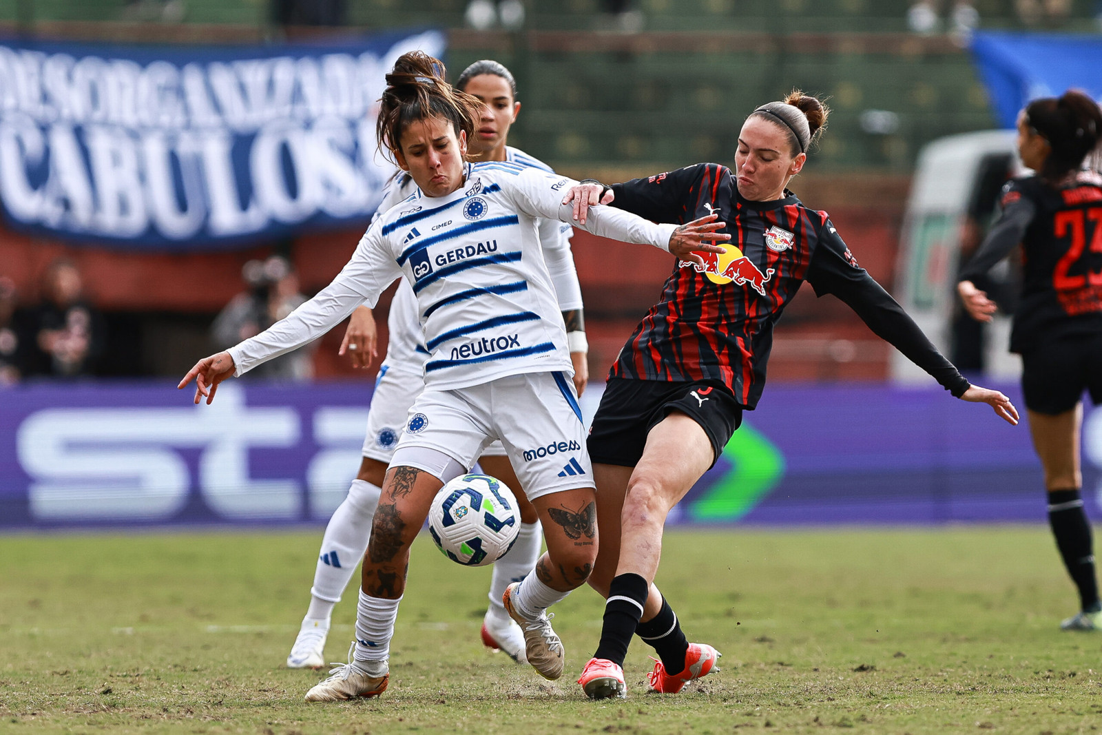 Jogadoras de Cruzeiro e Red Bull Bragantino disputam bola no meio de campo