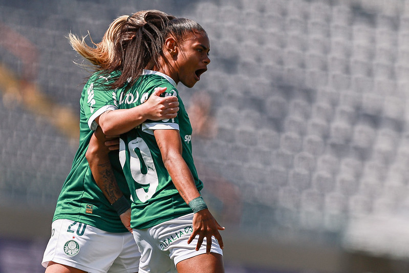 Taina Maranhão comemora gol com abraço lateral de outra jogadora do Palmeiras