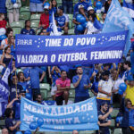 Foto de torcedores cruzeirenses com faixa "Time do Povo valoriza o futebol feminino"