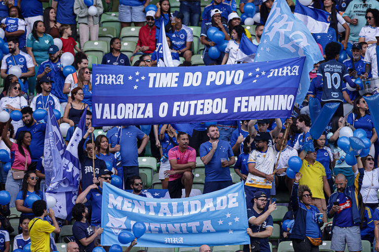 Foto de torcedores cruzeirenses com faixa "Time do Povo valoriza o futebol feminino"
