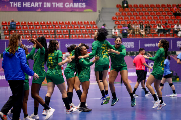 Jogadoras brasileiras comemorando vitória no Pan Júnior