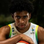 Ruan segurando a bola de basquete em close