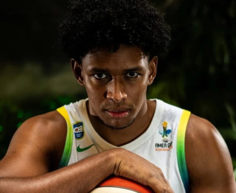 Ruan segurando a bola de basquete em close
