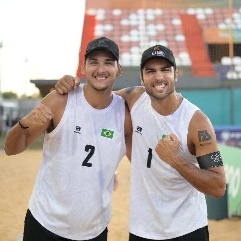 Vinicius e Heitor posam para foto.