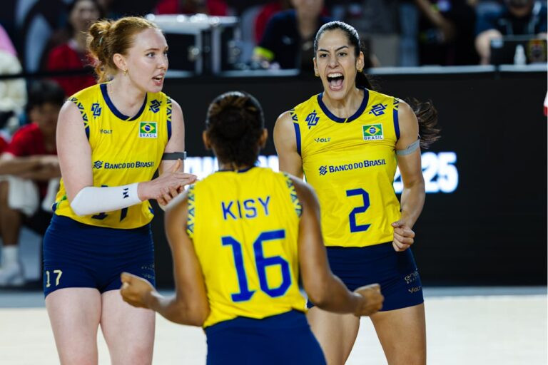 Brasil flerta com a derrota, mas se recupera e vence a França de virada no Mundial de vôlei feminino
