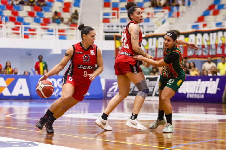 Jogadora do Sesi conduz a bola sob olhar da atleta do Sampaio.