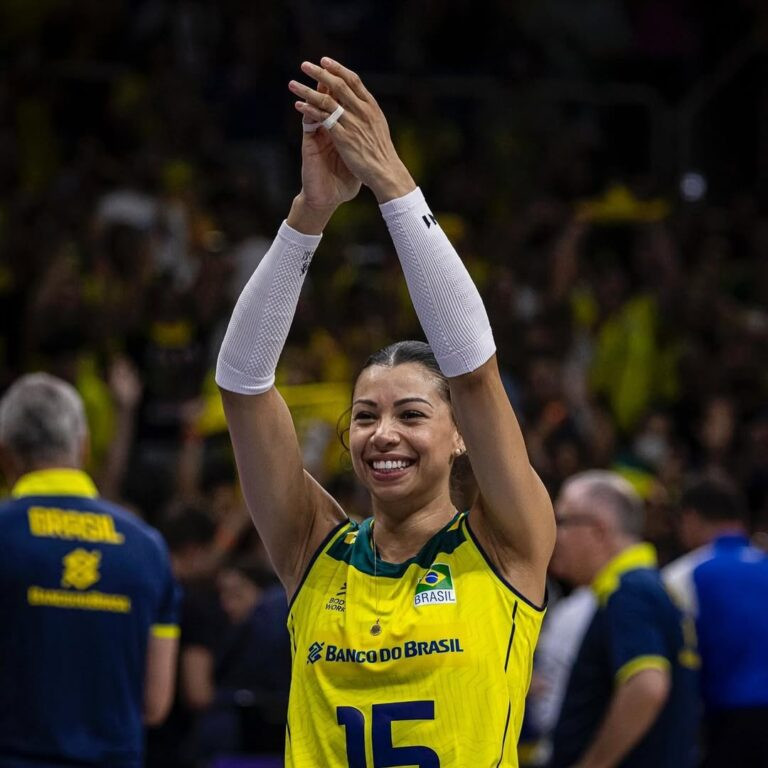 Carolana anuncia aposentadoria da seleção feminina de vôlei: "a Gratidão é imensa no meu coração"
