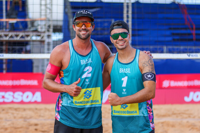 Dupla Brasileira posa para foto