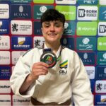 Bonato exibe medalha de prata conquistada