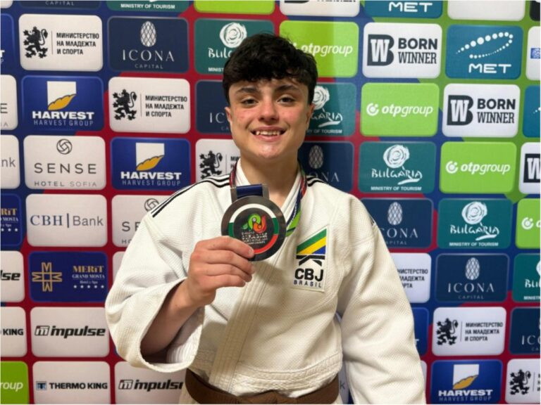 Bonato exibe medalha de prata conquistada
