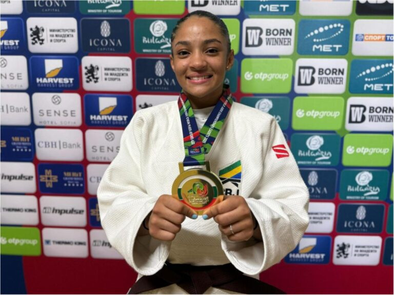 Clarisse Vallin exibindo a medalha de ouro