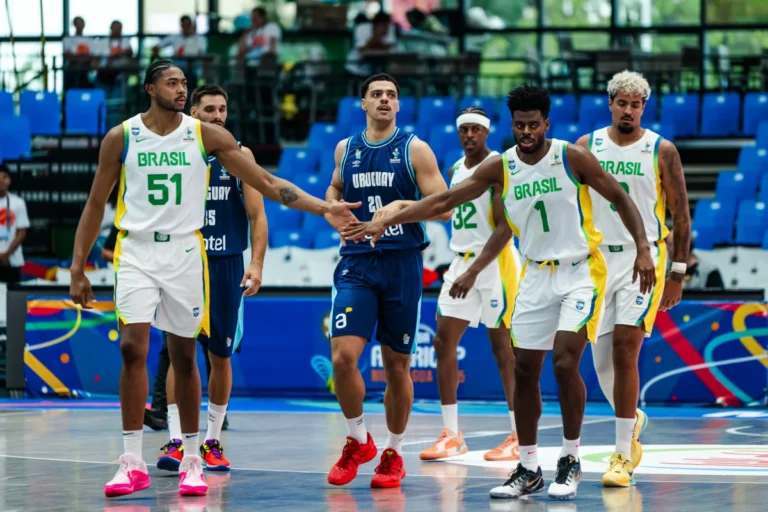 Jogadores do Brasil se cumprimentam, observados por atletas uruguaios