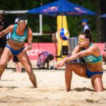 Dupla Andressa e Tainá recebendo saque adversário