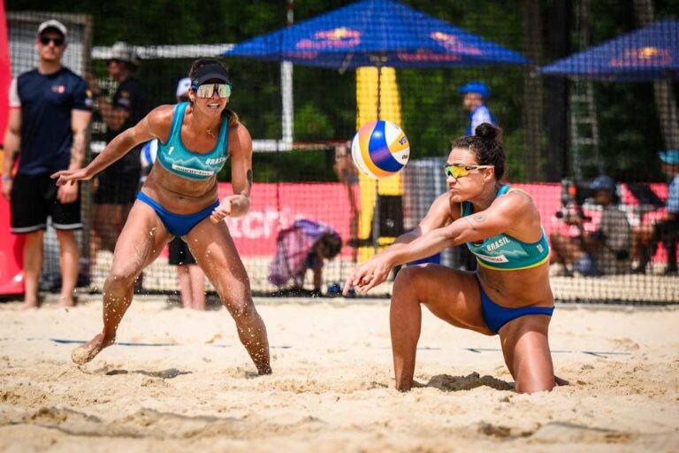 Dupla Andressa e Tainá recebendo saque adversário