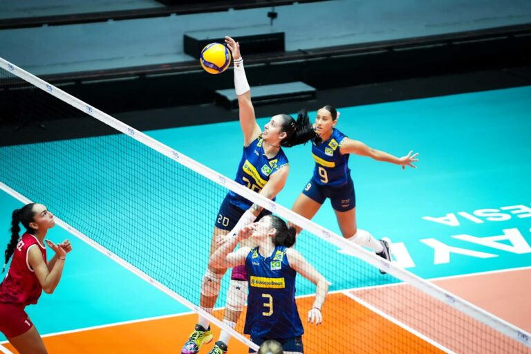 Juliana Palhano sobe para atacar em vitória brasileira