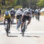 Ciclistas em perseguição durante prova da Volta de São Paulo.