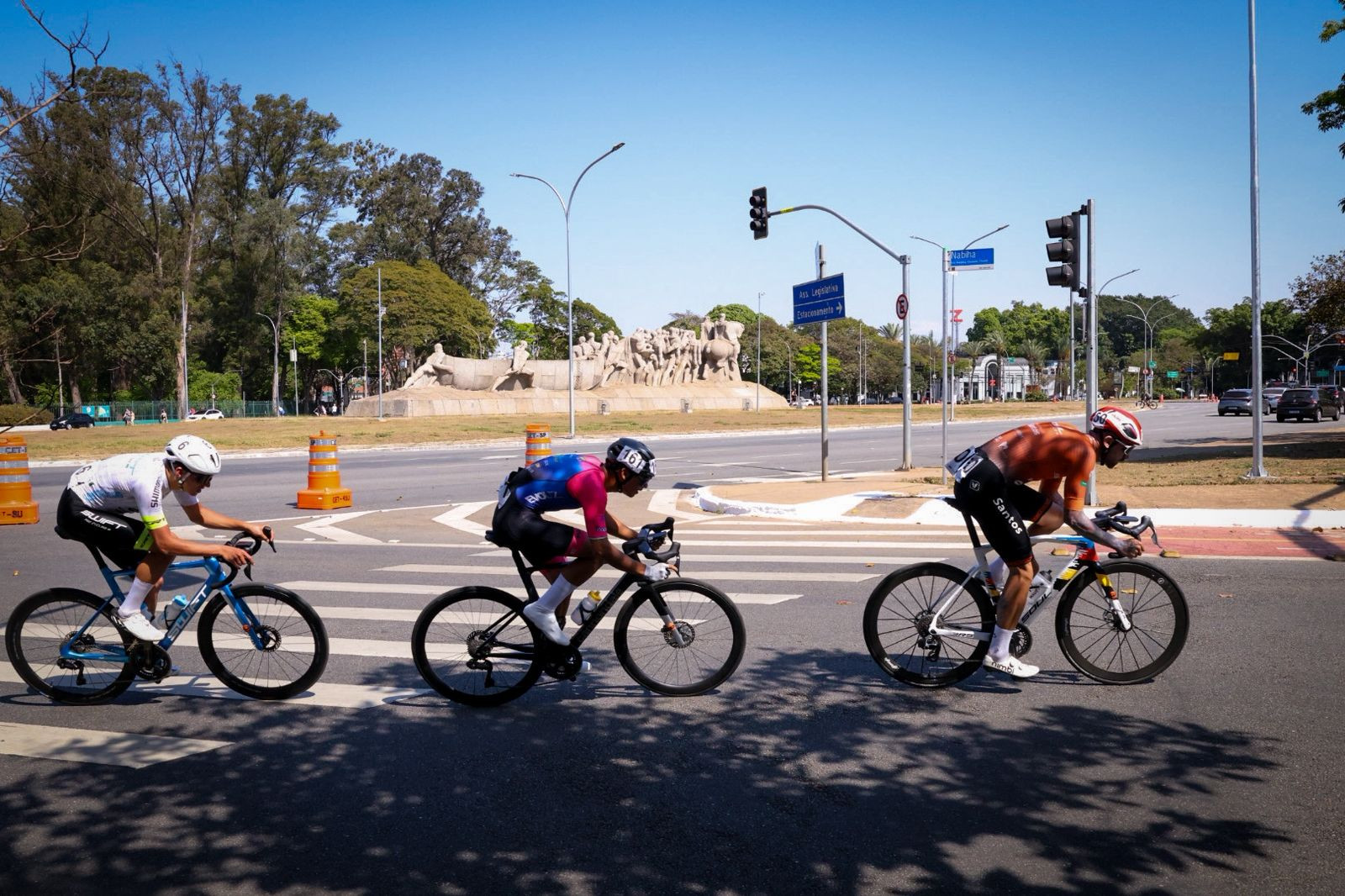 Ciclistas percorrendo as ruas de São Paulo.