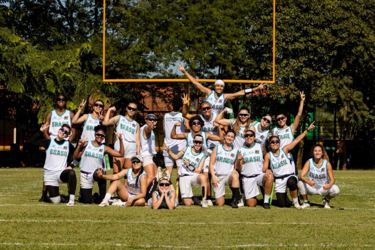 Equipe brasileira posa para foto no campo com a trave ao fundo