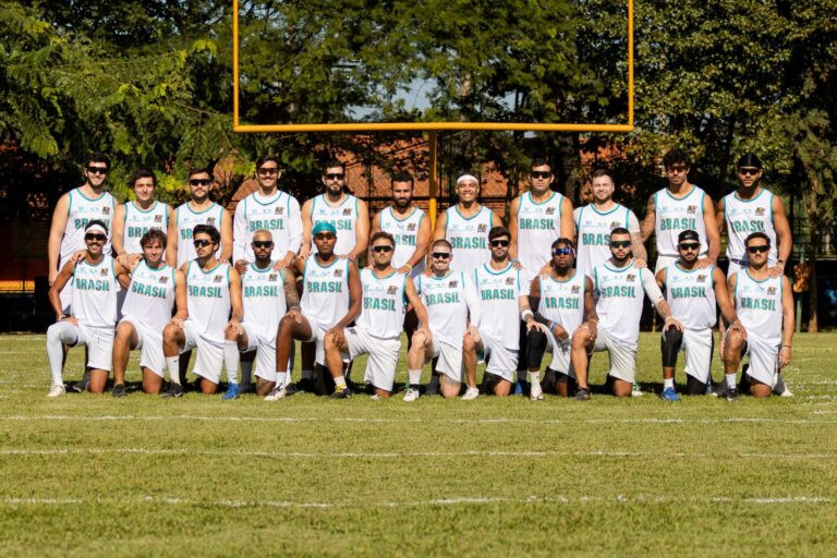 Equipe masculina posa para foto com a trave ao fundo durante treinamentos