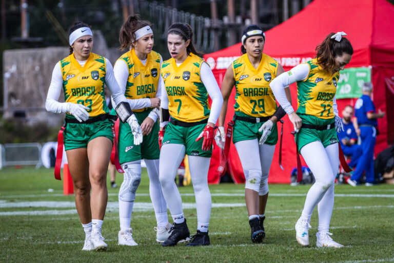 Atletas do Brasil em campo para partida de flag football