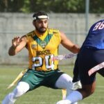 Jogados Brasileiro marcando atleta adversário de frente com braços abertos