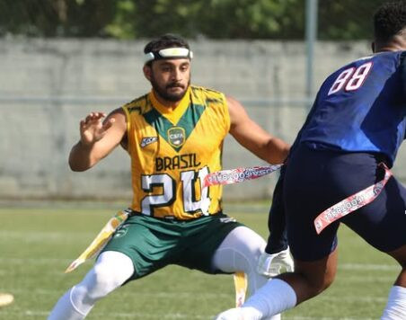 Jogados Brasileiro marcando atleta adversário de frente com braços abertos