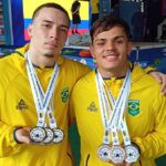 Brasileiros exibem medalhas conquistadas.