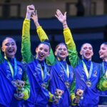 Brasileiras da Ginástica Rítmica acenam após receberem medalha