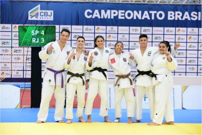 Equipe Mista de São Paulo posa exibindo as medalhas