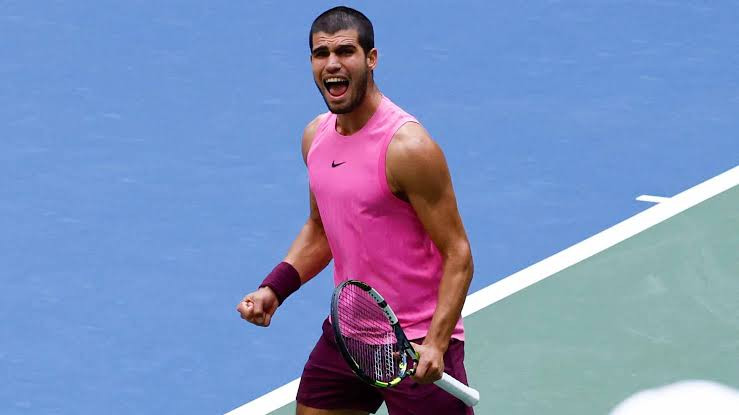 Alcaraz domina Djokovic e Sinner confirma favoritismo; final promete duelo de gigantes