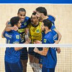 Equipe brasileira se abraça após ponto no jogo