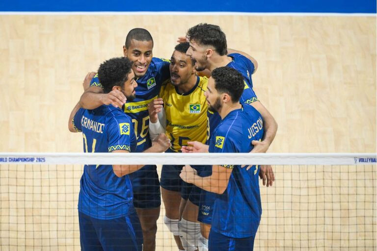 Equipe brasileira se abraça após ponto no jogo