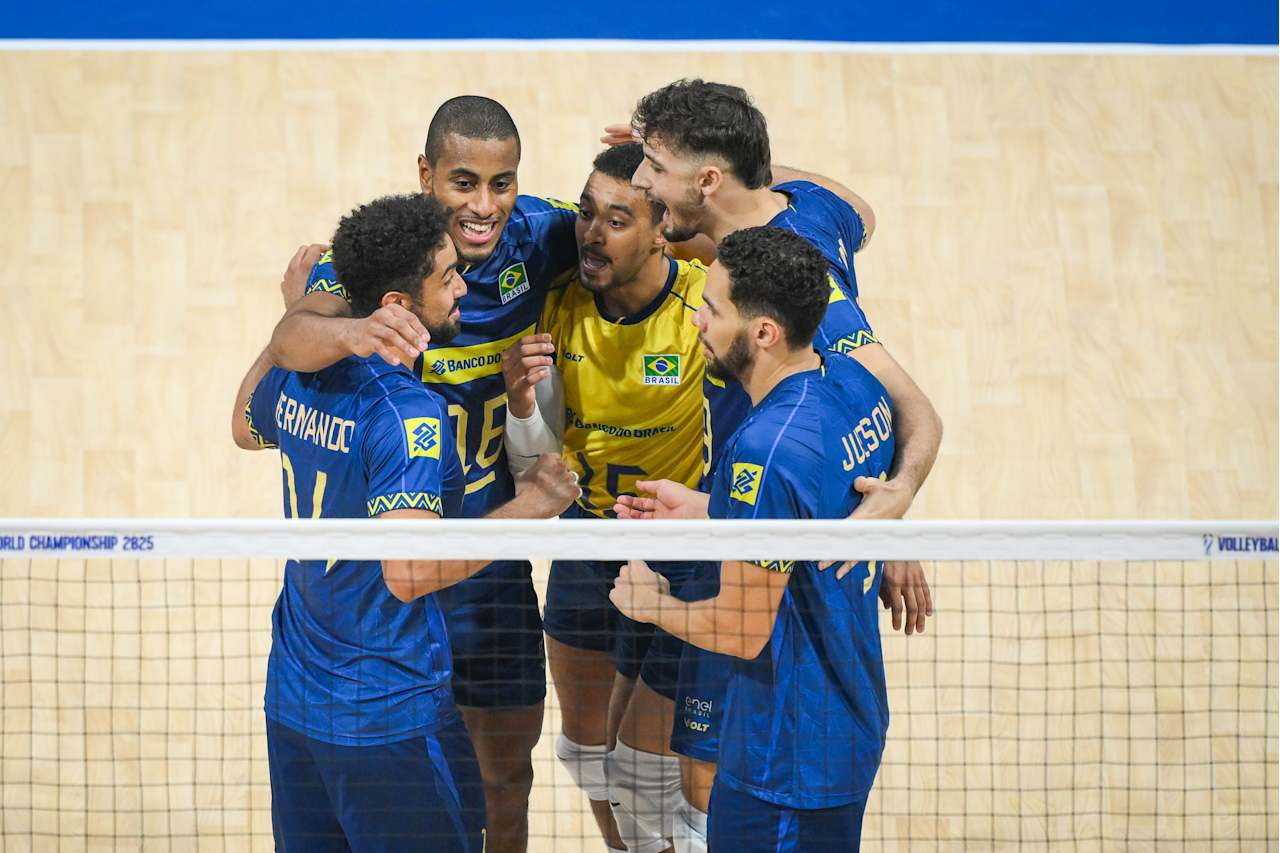 Equipe brasileira se abraça após ponto no jogo