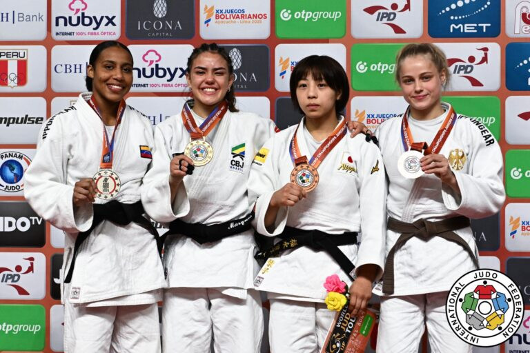 Nicole Marques no pódio com a medalha de ouro