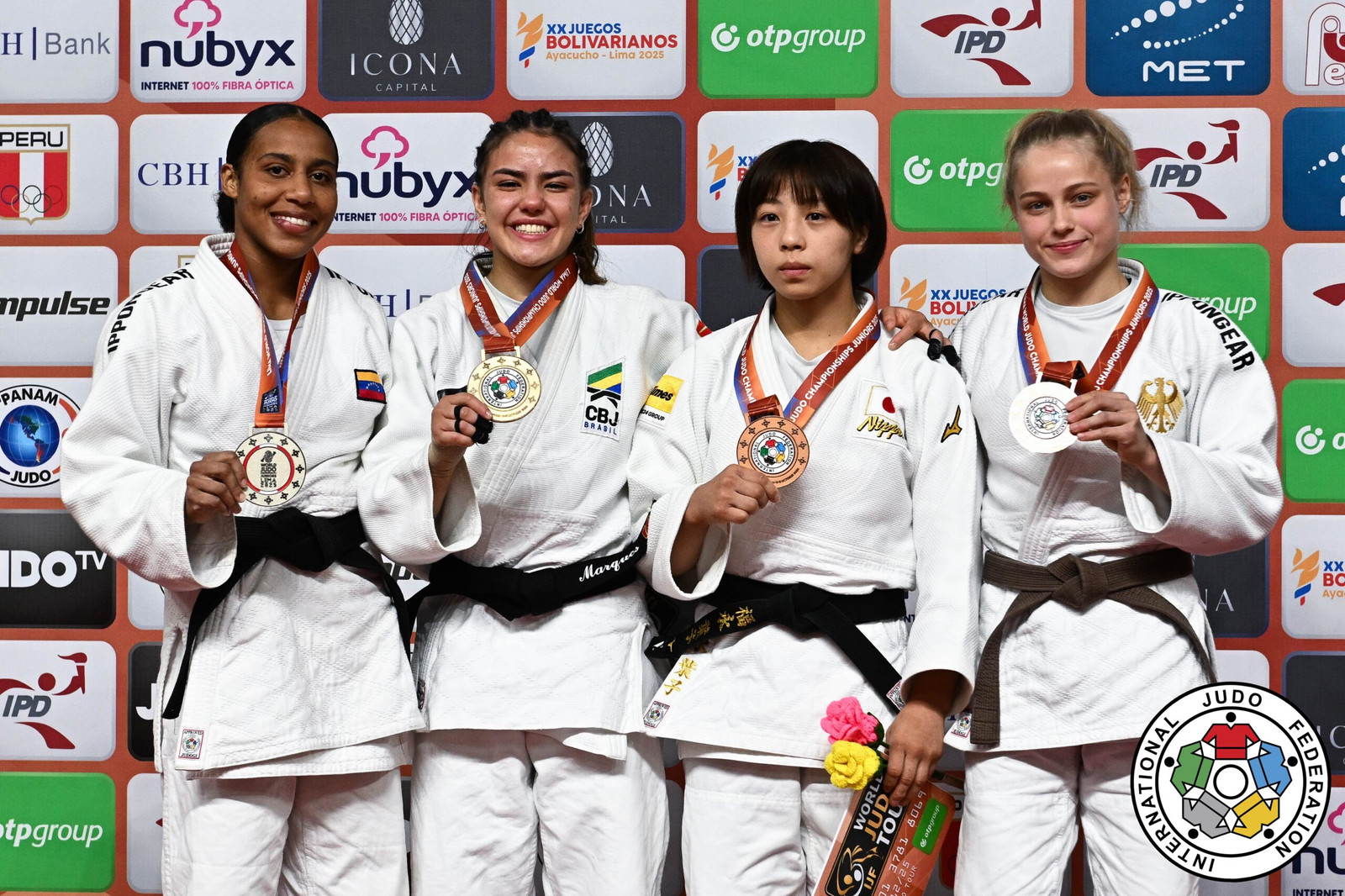 Nicole Marques no pódio com a medalha de ouro