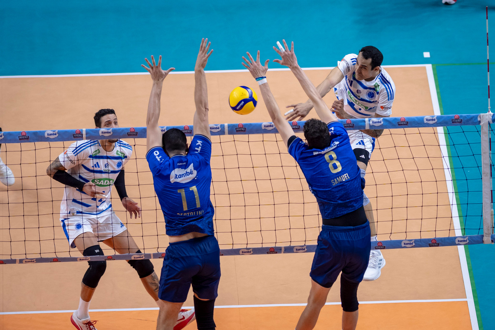 Douglas Souza ataca contra bloqueio do Minas durante final do mineiro