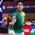 Badista brasileiro em movimento de rebater a peteca