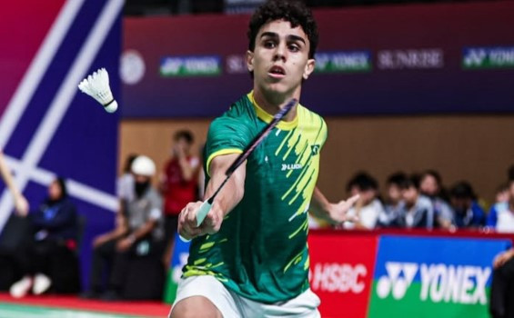 Badista brasileiro em movimento de rebater a peteca